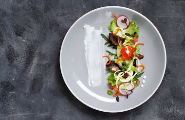 Microgreens ile yeşil salata  