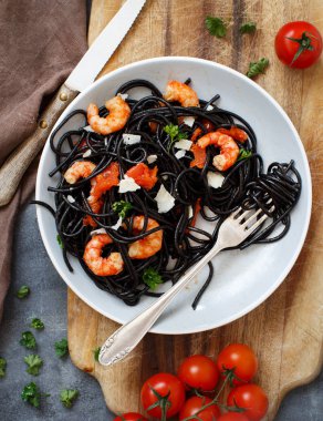 Karides ve domates ile kalamar mürekkep makarna