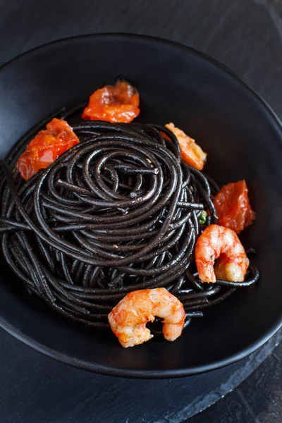 Karides ve domates ile kalamar mürekkep makarna