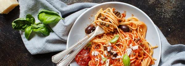 Spaghetti with tomato sauce olives and capers — Stock Photo, Image