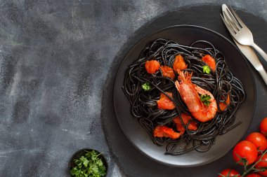 Karides ve domates ile kalamar mürekkep makarna