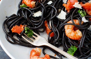 Karides ve domates ile kalamar mürekkep makarna