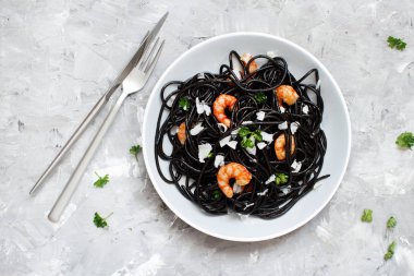 Karides ve domates ile kalamar mürekkep makarna