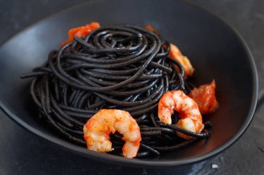 Karides ve domates ile kalamar mürekkep makarna