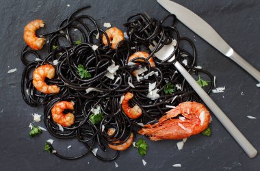 Karides ve domates ile kalamar mürekkep makarna