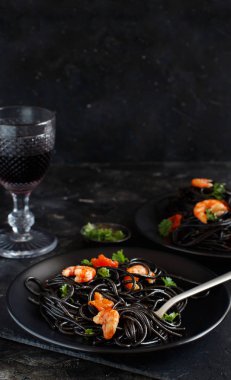 Karides ve domates ile kalamar mürekkep makarna