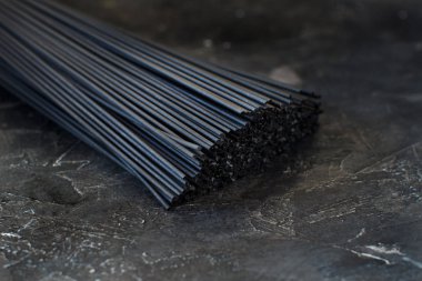 Çiğ kalamar mürekkep makarna