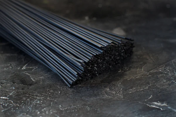 Çiğ kalamar mürekkep makarna