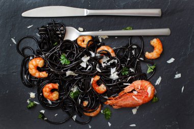 Karides ve domates ile kalamar mürekkep makarna