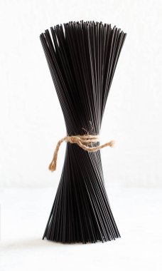 Çiğ kalamar mürekkep makarna