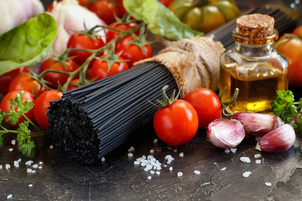 Pastas y verduras crudas de tinta de calamar — Foto de Stock