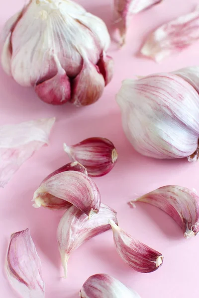 Φρέσκο σκόρδο σε ανοιχτό ροζ φόντο — Φωτογραφία Αρχείου