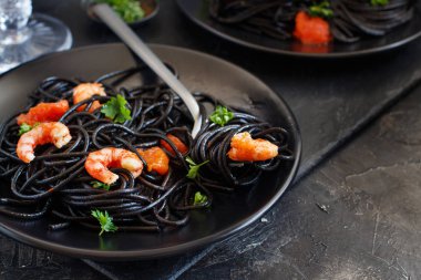 Karides ve domates ile kalamar mürekkep makarna