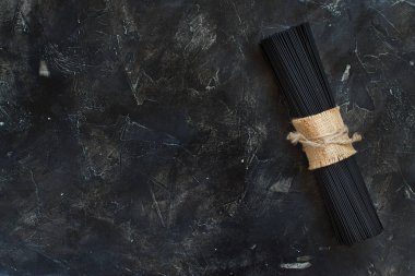 Çiğ kalamar mürekkep makarna