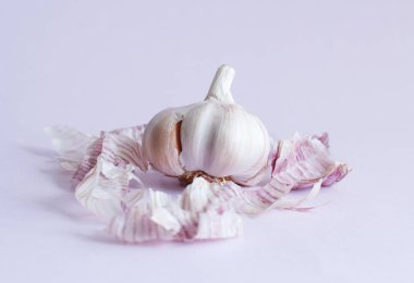 Pastel arka planda taze sarımsak