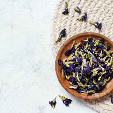 Kurutulmuş mavi kelebek bezelye çiçekleri