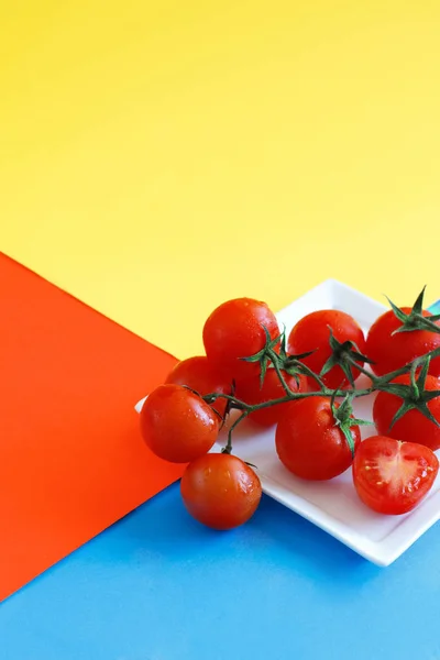 Вишневі помідори на яскравому фоні — стокове фото