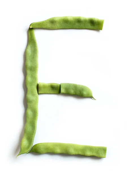 Písmeno E vyrobené z Piattoni zelené fazole — Stock fotografie