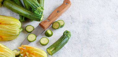 Çiçekler Ile genç kabak