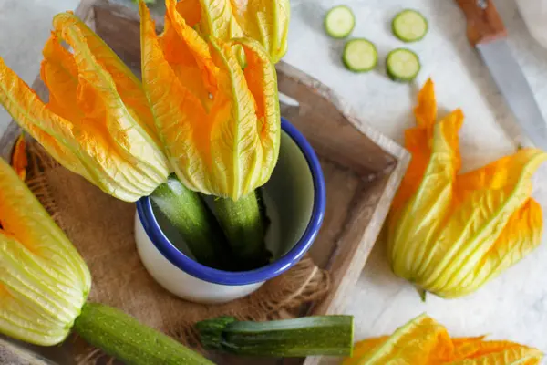 Jonge courgette met bloemen — Stockfoto