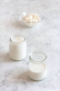 Küçük şişeler ve kefir tanelerde fermente içecek kefir