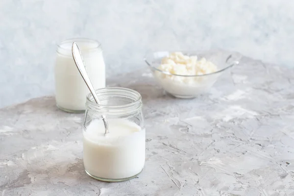 Kéfir de bebida fermentada en botellas pequeñas y granos de kéfir — Foto de Stock