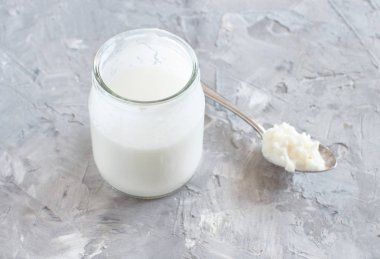 Fermente içecek kefir küçük şişe ve kefir taneleri