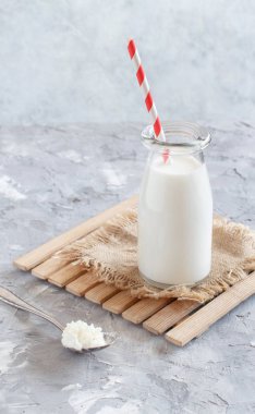 Fermente içecek kefir küçük şişe ve kefir taneleri