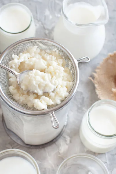 Grani di kefir e kefir di bevanda fermentato — Foto Stock