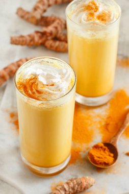 Zerdeçal tozu ile altın süt 