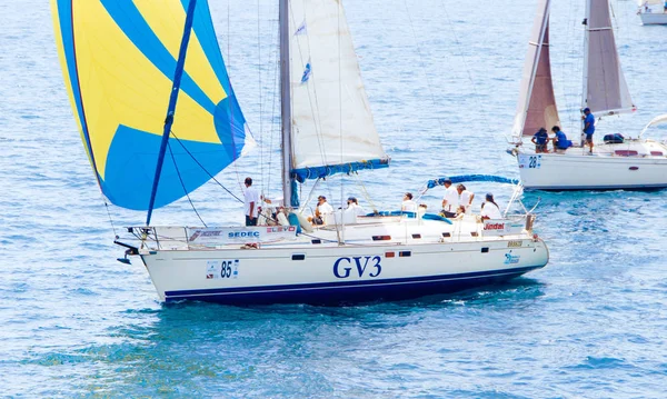 Iates à vela durante a regata Brindisi Corfu 2019 — Fotografia de Stock