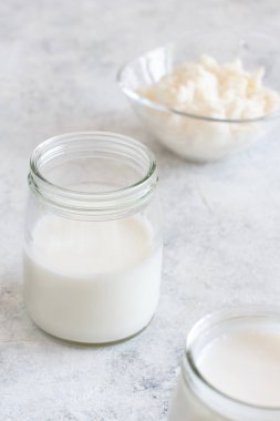 Küçük şişeler ve kefir tanelerde fermente içecek kefir