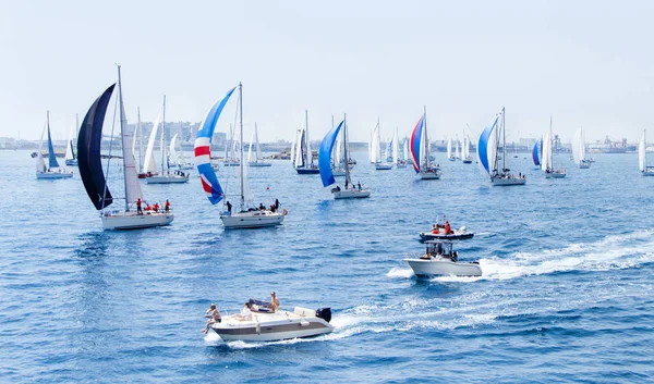 Iates à vela durante a regata Brindisi Corfu 2019 — Fotografia de Stock