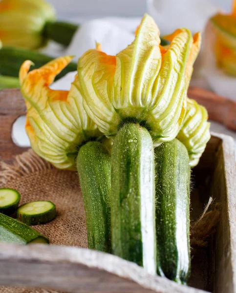 Jonge courgette met bloemen — Stockfoto