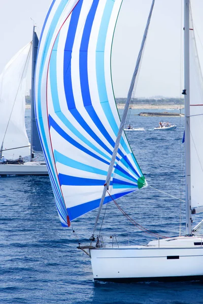 Iates à vela durante a regata Brindisi Corfu 2019 — Fotografia de Stock