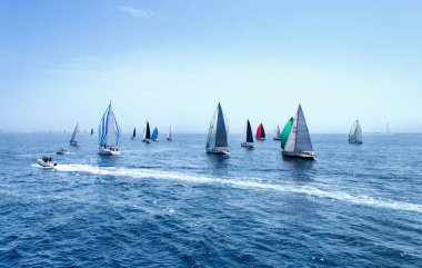 Brindisi, Italya-06.16.2019: Regatta Bri sırasında Yelkenli Yatlar