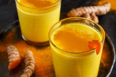 Zerdeçal tozu ile altın süt 