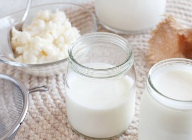 Küçük şişeler ve kefir tanelerde fermente içecek kefir
