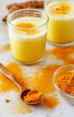 Zerdeçal tozu ile altın süt 