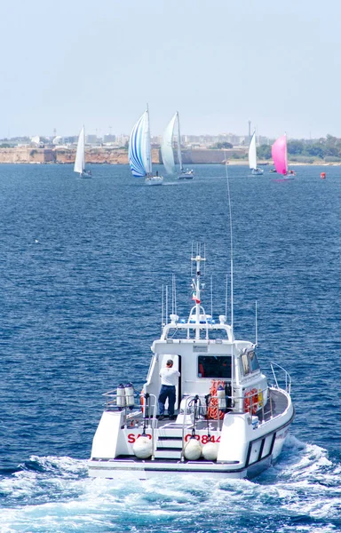 Brindisi, Itália - 06.16.2019: Barco de guarda costeira e iate à vela — Fotografia de Stock