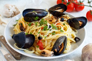 makarna midye ve domates ile