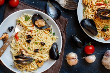 makarna midye ve domates ile