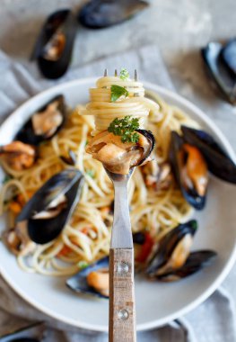 makarna midye ve domates ile