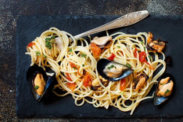 Spaghetti with mussels and tomatoes — Stock Photo, Image