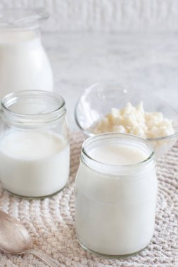 Küçük şişeler ve kefir tanelerde fermente içecek kefir