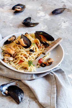 makarna midye ve domates ile