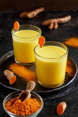 Zerdeçal tozu ile altın süt 