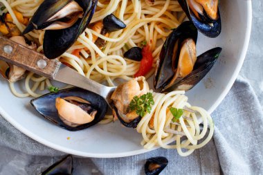 makarna midye ve domates ile