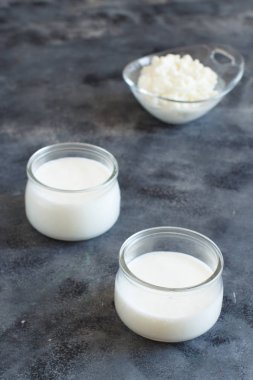 Küçük şişeler ve kefir tanelerde fermente içecek kefir