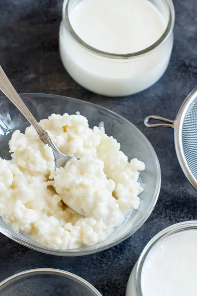 Grãos de Kefir e kefir de bebida fermentada — Fotografia de Stock